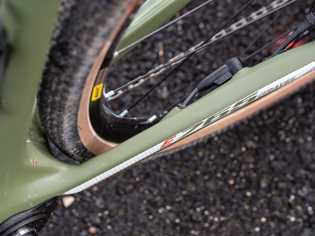 Profilo sagomato per i foderi bassi con applicato il sensore velocità