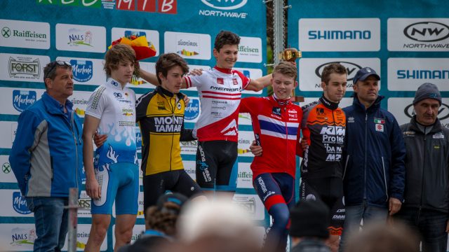 Il podio della gara Junior Maschile: al centro il vincitore Mario Bair