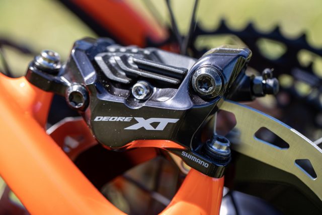 La pinza fremo Deore XT M8120 a quattro pistoncini