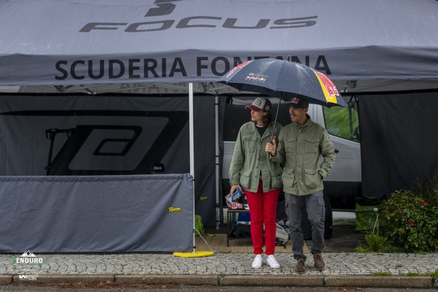 Marco Aurelio Fontana di fronte al suo stand sotto la pioggia battente di sabato