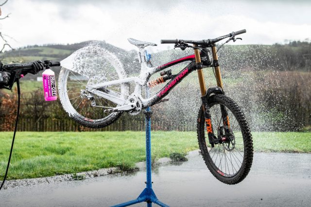 Muc-Off Pressure Washer in azione