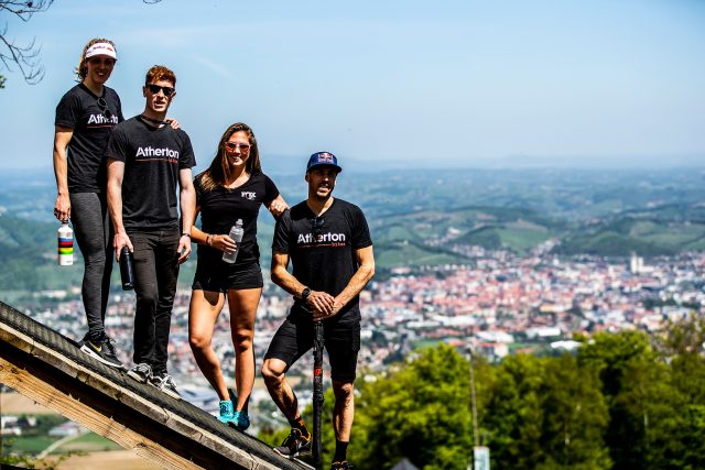 Il team Atherton riunito alla prima gara di World Cup DH 2019 a Maribor, Slovenia
