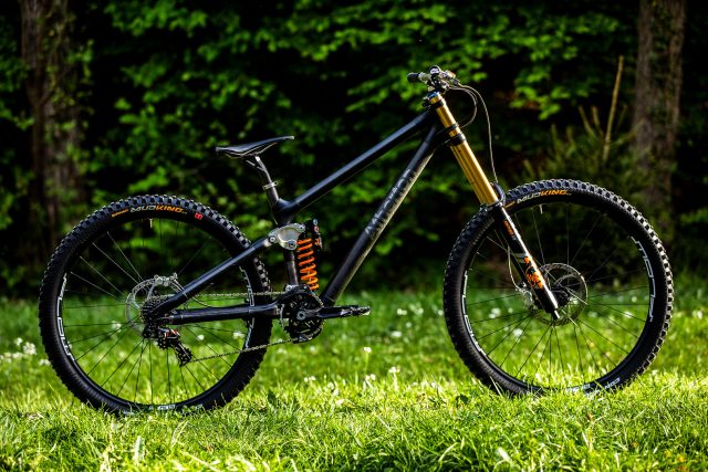 Il prototipo della bici da DH di Atherton Bikes, equipaggiata FSA