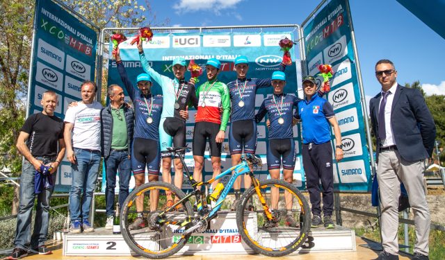 Il podio della gara Open maschile: al centro Nicholas Pettinà, Stephane Tempier, Gerhard Kerschbaumer, Luca e Daniele Braidot e il CT della Nazionale Italiana Mirko Celestino
