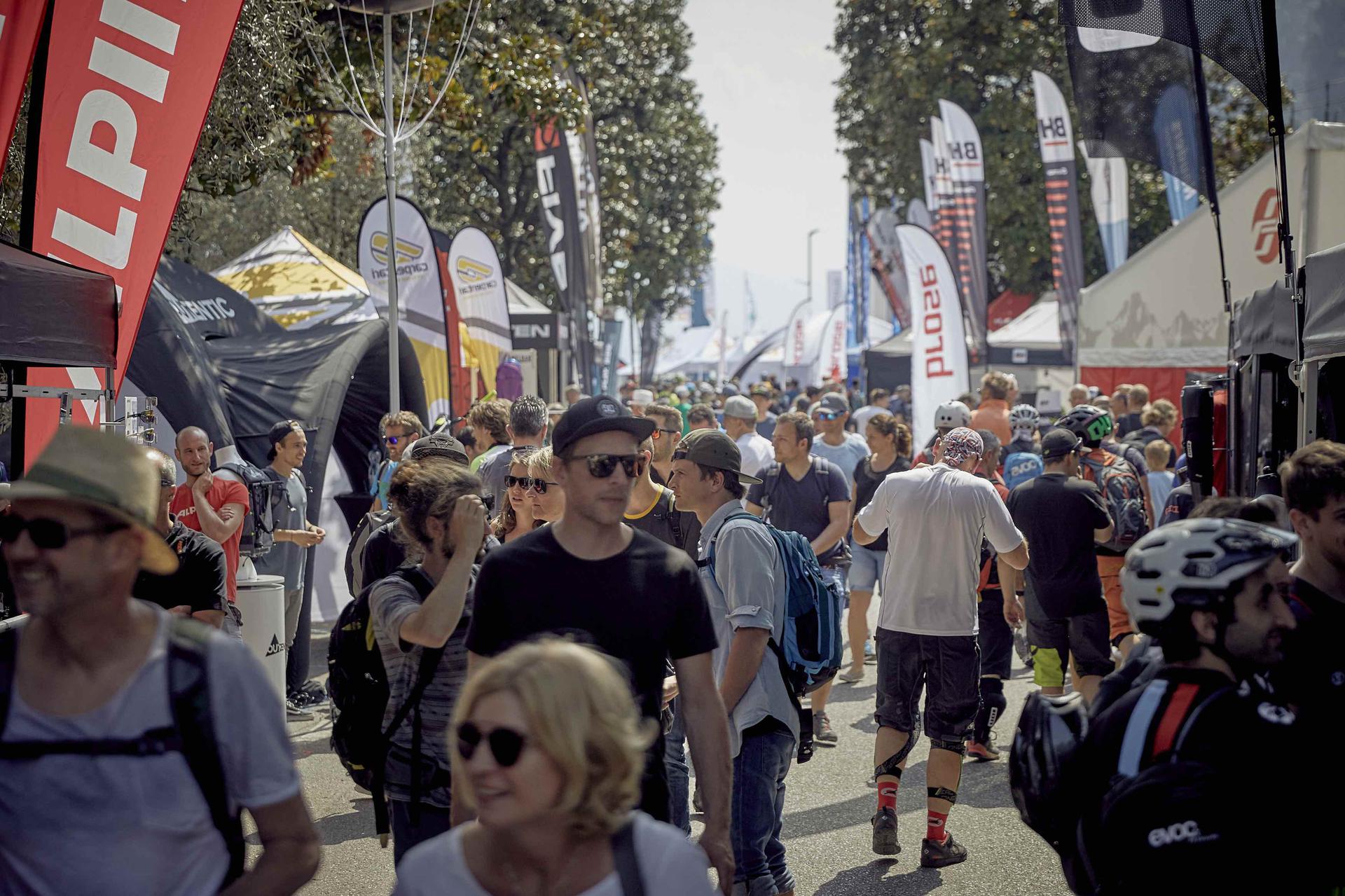 Pubblico area Expo BF Il pubblico internazionale invade l'area Expo di FSA Bike Festival Garda Trentino per scoprire le ultime novità di settore