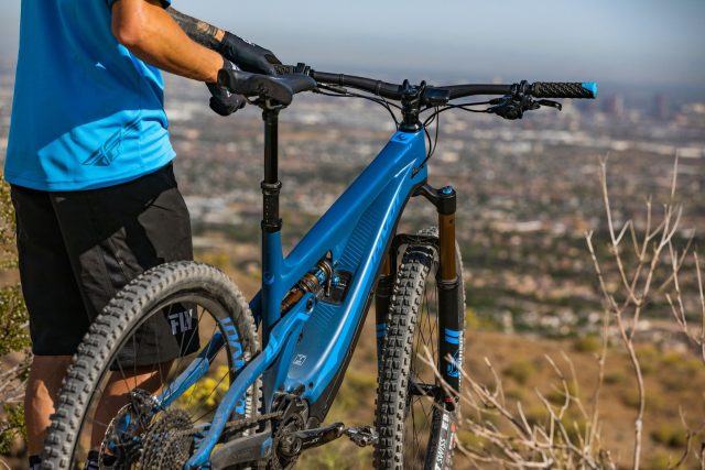 Nuova Pivot Shuttle, sempre con telaio full carbon e motore Shimano Steps