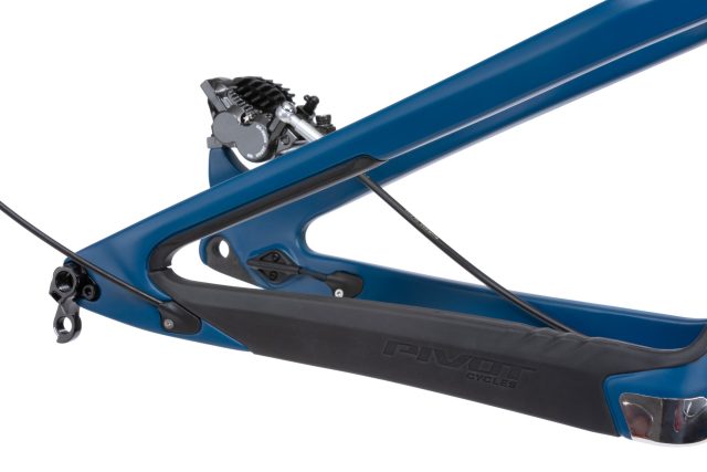 Carro posteriore, all'interno del fodero basso sinistro si nota il sensore velocità del motore Shimano Steps