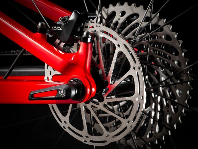 Tecnologia Active Braking Pivot con perno concentrico con l'asse ruota, da anni un tratto distintivo delle full suspended Trek