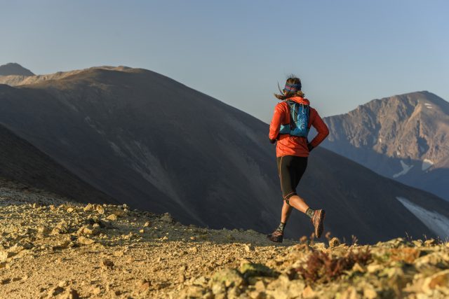 Anton Krupicka, atleta Ultimate Direction, in azione tra le sue montagne
