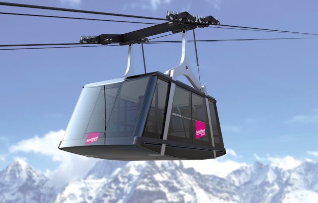 Le funivie esistenti saranno sostituite da nuovi impianti per ottimizzare l’accesso alla famosa montagna Schilthorn-Piz Gloria. Il progetto prevede tre sezioni con due cabine ciascuna (Stechelberg-Mürren-Birg-Schilthorn). Oltre alla va e vieni di Mürren, anche il progetto per i tronchi superiori ha impressionato il cliente: “Per quanto riguarda la tecnologia, la Funifor è unica sul mercato e si colloca ai vertici della sicurezza, dell’ingegneria e dell’economicità“, afferma il project manager di Garaventa Raphael Reinle. La limitata altezza dal suolo e la sospensione corta impediscono l’esposizione alle intemperie e garantiscono la stabilità al vento. I Funifor indipendenti nelle due sezioni superiori permetteranno alla società di gestione di garantire il servizio funiviario anche in presenza di forti venti. Grazie alla tecnologia ben congegnata, la capacità di trasporto può essere raddoppiata con la gestione di entrambe le linee o, in alternativa, può essere utilizzata una sola linea. Ciò facilita i lavori di manutenzione e garantisce la disponibilità nei periodi in cui una sola tratta dovrà essere sottoposta a manutenzione. Il direttore della Schilthornbahn AG, Christoph Egger, si augura di proseguire il rapporto di collaborazione con il fornitore degli impianti a fune: “Il concetto proposto da Doppelmayr/Garaventa ci ha convinto. Dato che portiamo un gran numero di turisti fino allo Schilthorn sia in estate che in inverno, l’elevata disponibilità e la resistenza alle intemperie sono state particolarmente importanti. Doppelmayr/Garaventa risponde perfettamente a queste esigenze con il suo sistema innovativo“. Gli stabilimenti di Lana, con i 100 collaboratori impiegati, partecipano attivamente anche alla realizzazione di questo progetto speciale; le quattro nuove linee Funifor verranno infatti progettate e realizzate in Italia.