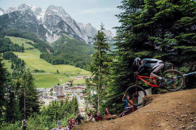 Il borgo di Leogang sullo sfondo durante la run di Danny Hart
