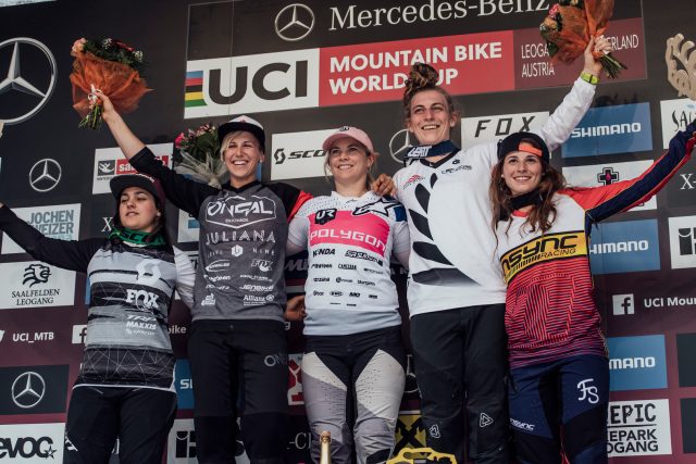 Il podio femminile di Leogang: 4^ Marine Cabirou, 2^ Nina Hoffmann, 1^ Tracey Hannah, 3^ Kate Weatherly, 5^ Veronika Widmann