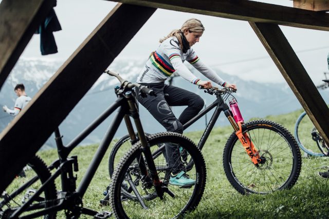 Una caduta nella parte alta del tracciato ha compromesso la gara di Rachel Atherton