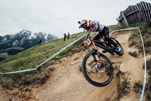 Una caduta nella parte alta del tracciato ha tagliato fuori dai giochi Rachel Atherton