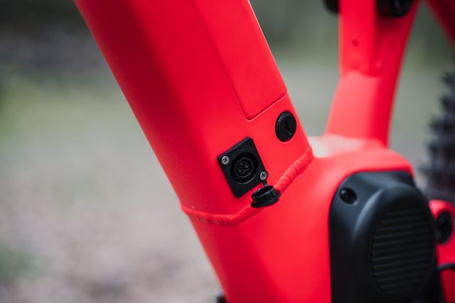 Batteria integrata nel tubo obliquo con porta di ricarica laterale ed estrazione dell'alto
