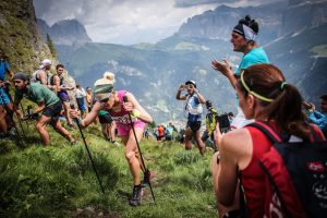 Victoria Kreuzer in azione nell'edizione 2018 della Dolomyths Run nello scatto particolarmnete evocativo di sforzo e performance agonistica di Philipp Reiter