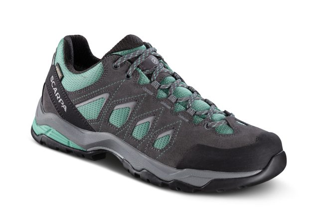 In foto ancora la MORAINE GTX, con membrana in Goretex nella colorazione più light da donna In foto ancora la MORAINE GTX, con membrana in Goretex nella colorazione più light da donna