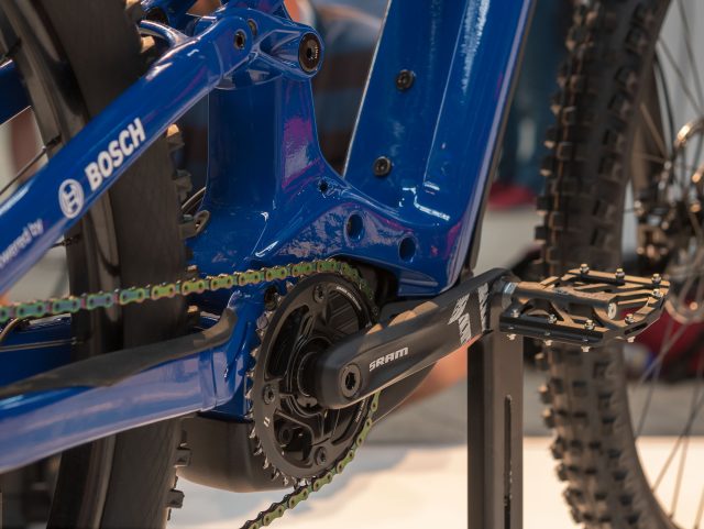Lato trasmissione, con il supporto di pedivelle tradizionali: fattore Q di 175 mm e corona standard, anche con montaggio diretto
