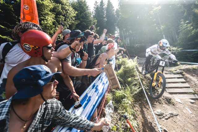 La folla festante di Leogang al passaggio di Loic Bruni