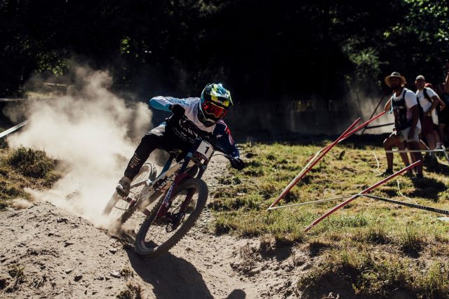Un super consistente Troy Brosnan chiude al terzo posto