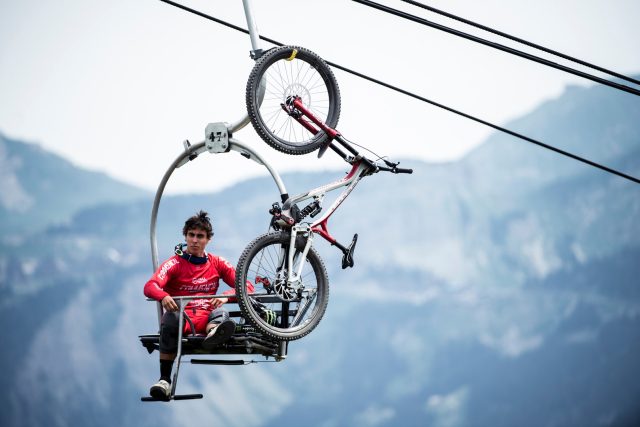 Amaury Pierron in seggiovia a Les Gets