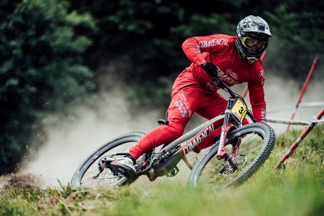 Amaury Pierron vince a Les Gets guidando sempre al limite