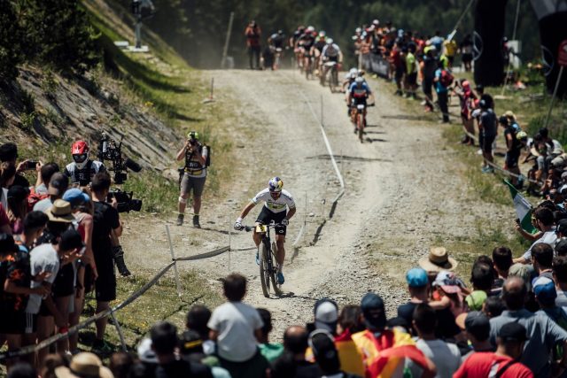 Henrique Avancini impegnato sulla secca e polverosa pista XC di Vallnord