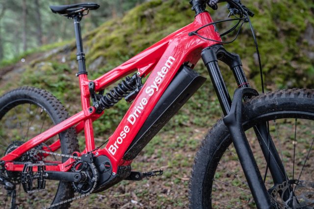 Lato trasmissione con la batteria integrata Brose Battery 630 parzialmente estratta - eBike