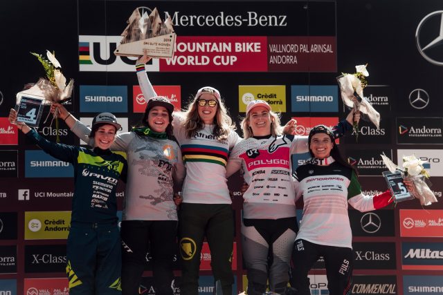 Il podio Elite Women di Vallnord: 4^ Emilie Siegenthaler, 2^ Marine Cabirou, 1^ Rachel Atherton, 3^ Tracey Hannah, 5^ Eleonora Farina