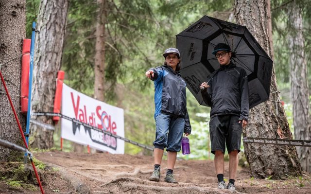 Eleonora Farina impegnata nella ricognizione a piedi della pista DH in Val di Sole