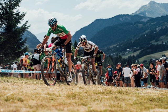 Il nostro Gerhard Kerschbaumer forza il ritmo seguito da Schurter. Alla fine sarà secondo