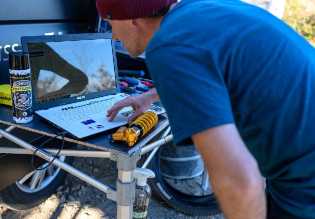 I tecnici Specialized al lavoro sulla Demo 29