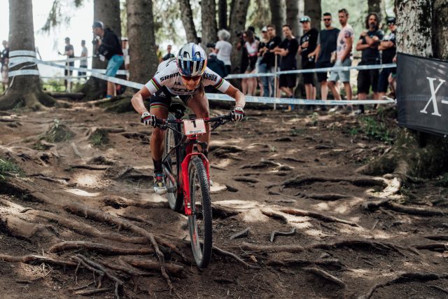 Kate Courtney a tutta sulle radici di Les Gets