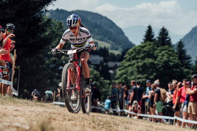 Kate Courtney senza rivali a Les Gets