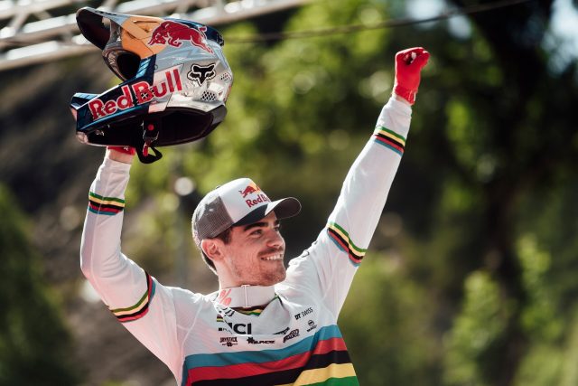 Loic Bruni celebra la sua terza vittoria in questa World Cup DH 2019