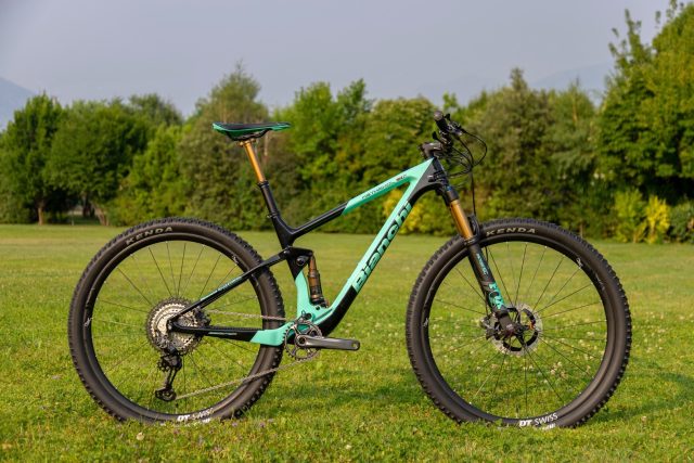 Bianchi Methanol CV FST, configurazione Trail con forcella da 120 mm e altri accorgimenti come la piega più larga e il telescopico di serie