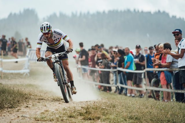 Nino Schurter allunga all'ultimo giro e conquista la vittoria a Les Gets