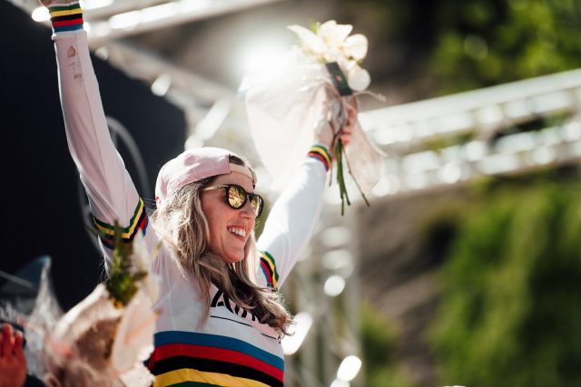 Rachel Atherton raggiante alle premiazioni