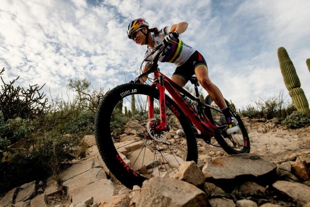 Kata Courtney in allenamento con la sua MTB