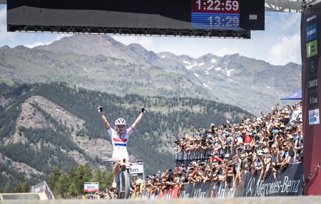 Anne Terpstra taglia il traguardo di Vallnord, per una vittoria storica