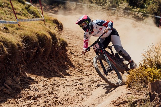 La leader di Coppa Tracey Hannah ha chiuso terza a Vallnord nonostante una caduta