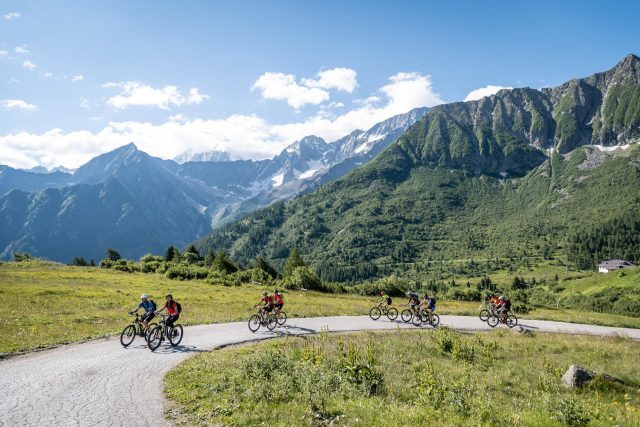 Alcuni dei partecipanti dell'edizione 2018 immersi nello spettacolare scenario naturale dell'Alta Valle Camonica e Alta Val di Sole - foto: Giacomo Podetti
