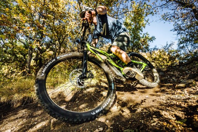 In azione con le nuove gomme Michelin E-Wild per utilizzi enduro