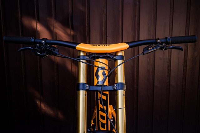 Vista frontale del cockpit integrato Syncros Hixon iC DH