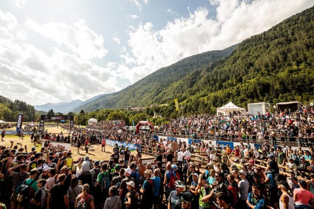Il colpo d'occhio della Bike Land invasa da migliaia di supporter - foto: Alex Luise