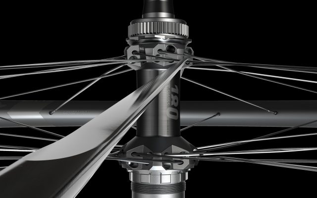 DT Swiss 1200 Spline: focus sui raggi a testa dritta, con sezione a lama