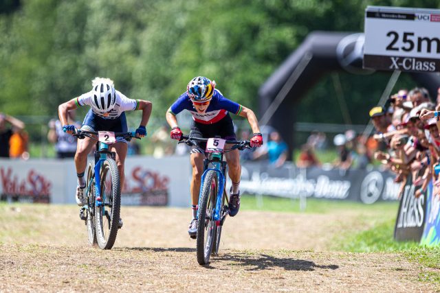 Testa a testa finale tra Jolanda Neff e Pauline Ferrand-Prevot - foto: Michele Mondini