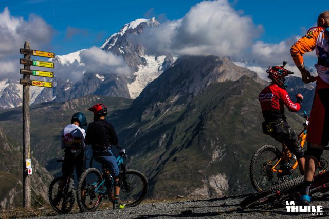 L'inconfondibile sagoma del Monte Bianco domina dall'alto