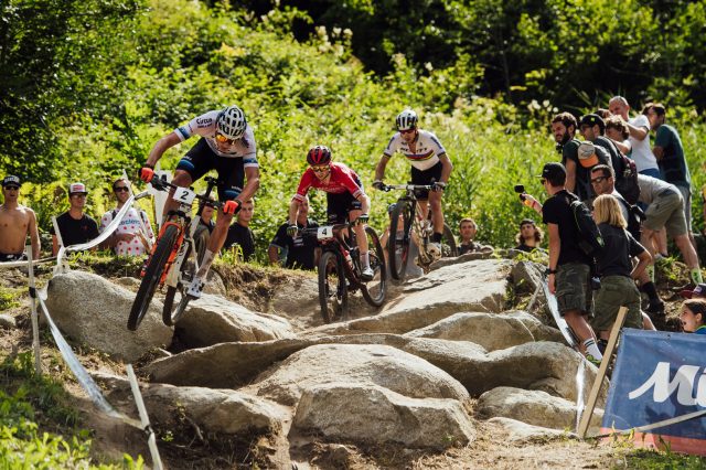 Van der Poel guida davanti a Flueckiger e Schurter