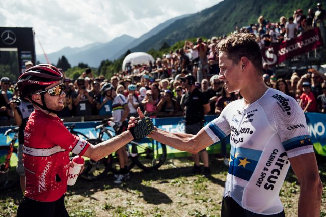Mathias Flueckiger, 2°, si congratula con il vincitore Mathieu Van der Poel